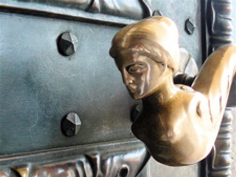 Route 12: Eine Frau als Türklinke