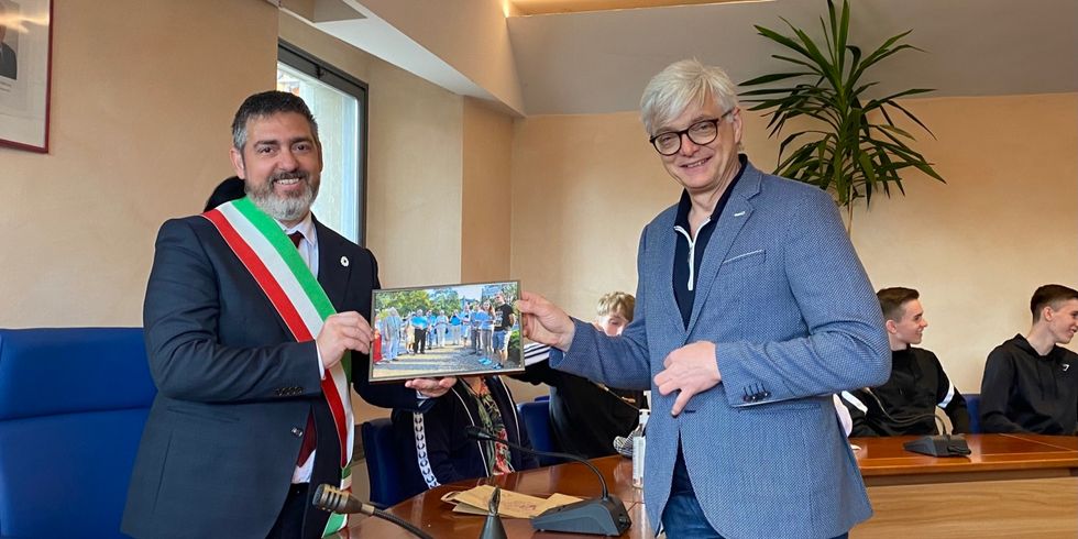 Merianschule_Lehrer_mit_Gastgeschenk