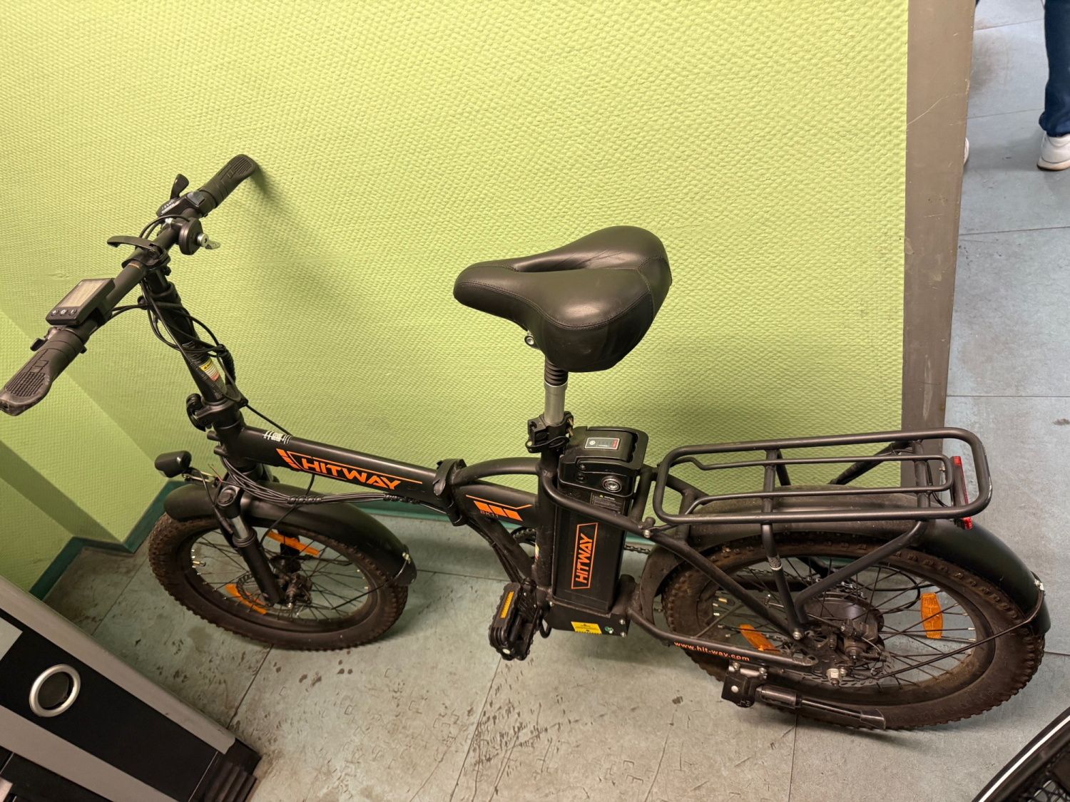 Schwarz-orange-farbenes E-Bike