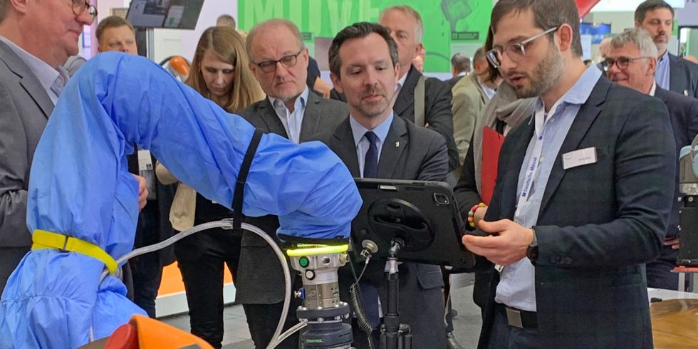 Dr. Severin Fischer am Touchscreen eines Roboters