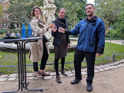 Von links nach rechts: Iris Haferkamp-Kramer (Senatsverwaltung für Stadtentwicklung, Bauen und Wohnen), Bezirksstadträtin Dr. Saskia Ellenbeck und Carsten Steiner (Berliner Wasserbetriebe) (Bild: Ulrike Harbort)
