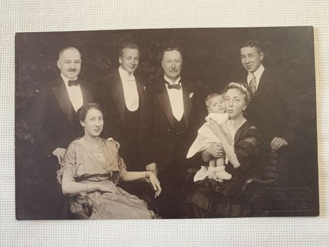 Die Familie von Peter Jonas in glücklicheren Tagen, 1925 (v. l. n. r., stehend): Vater, Dr. Erich Jonas, gestorben 1938 infolge unzureichender medizinischer Versorgung während des Novemberpogroms; Otto Loewenthal, mit seiner Frau und den beiden gemeinsamen kleinen Kindern in Auschwitz ermordet; Großvater Gustav Loewenthal, 1935 eines natürlichen Todes gestorben; Dr. Rudolf Loewenthal, 1933/34 nach Peking geflohen; (v. l. n. r., sitzend): Mutter Annie Klestadt (geb. Loewenthal, verw. Jonas), geflohen im November 1940 nach China und sein älterer Bruder Gerhard (Gershon) Jonas, der kurz vor Kriegsbeginn nach Palästina floh; seine Großmutter Emilie Loewenthal, die 1938 Selbstmord beging