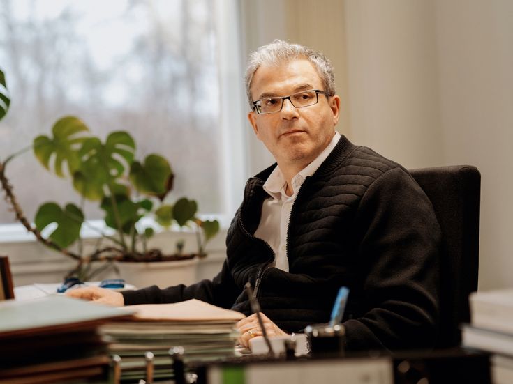 Hr. Yasaroglu am Schreibtisch