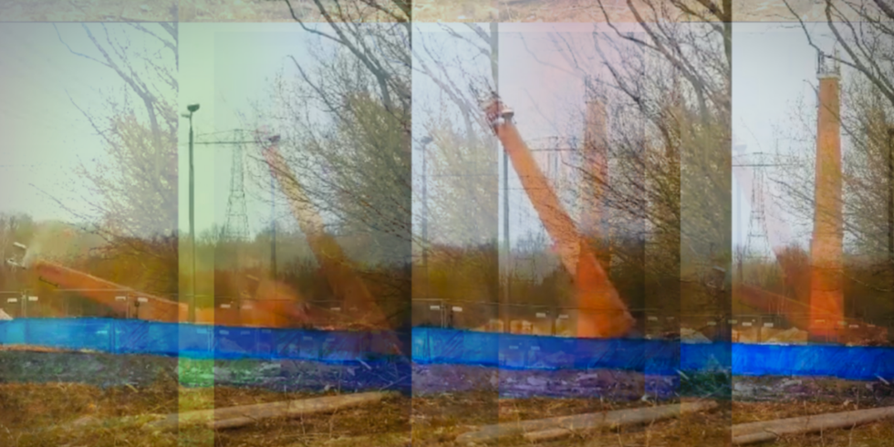 Das Bild zeigt die Sprengung eines Schornsteins.