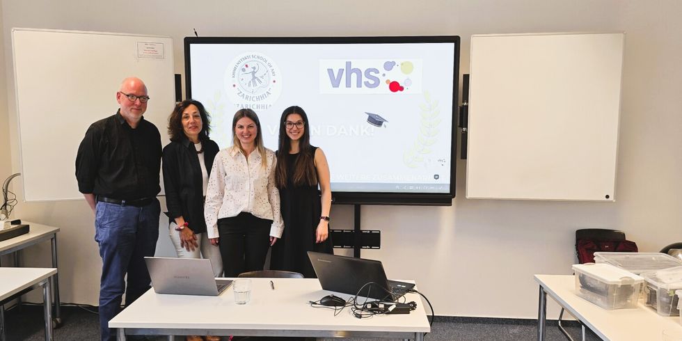 Maik Walter, Direktor der VHS Friedrichshain-Kreuzberg, Bärbel Schürrle, Leiterin des Amtes für Weiterbildung und Kultur, Inna Arion, stellv. Direktorin der Kunstschule Zarichhia und Dr. Daryna Rahemtulla, VHS-Dozentin