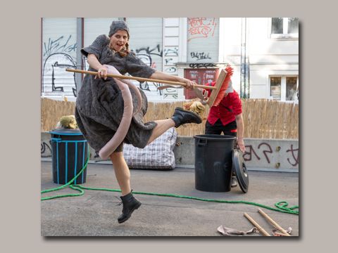Müllomania - Eine interaktive Straßentheater-Performance