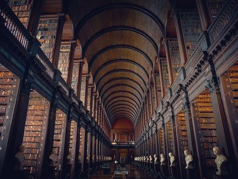 Lesesaal in einer alten Bibliothek