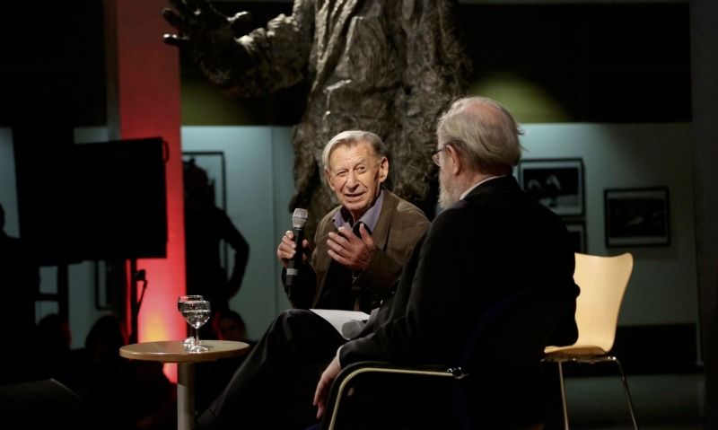 Zwi Steinitz, Auschwitz Überlebender, am 27. Januar 2015 in Berlin im Gespräch mit Bundestagspräsident a.D. Wolfgang Thierse (Bild: Holger Biermann)