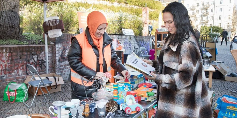 Zwei Frauen an einem Marktstand