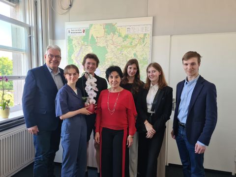 Bezirksbürgermeisterin Emine Demirbüken-Wegner und Schulstadtrat Harald Muschner mit den Bundesfinalistinnen und Bundesfinalisten von "Jugend forscht" 2023 (Bild: BA Reinickendorf)