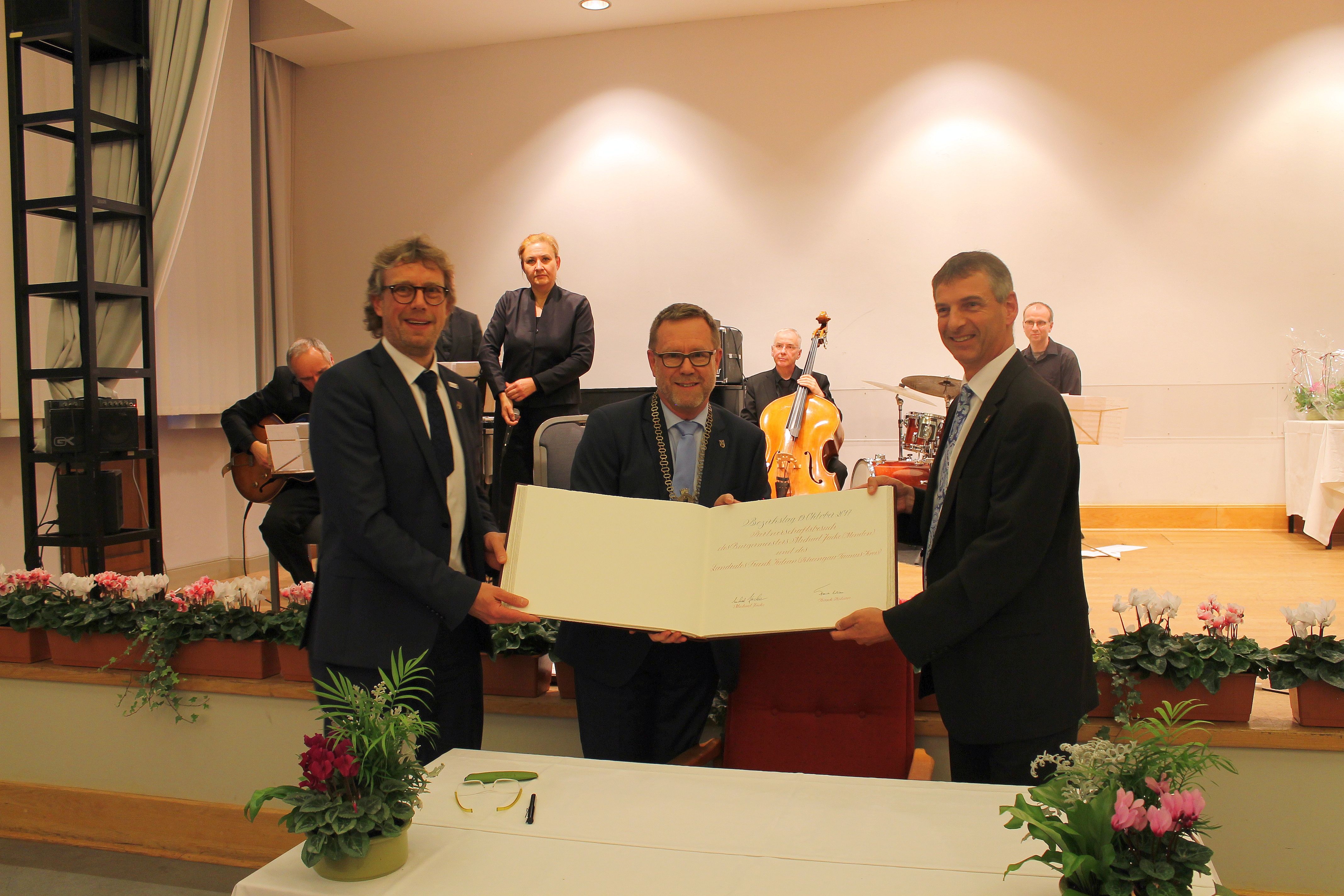 17. Bezirkstag: Eintragung ins Goldene Buch. V. li. n. re.: M. Jäckel, R. Naumann, Frank Kilian