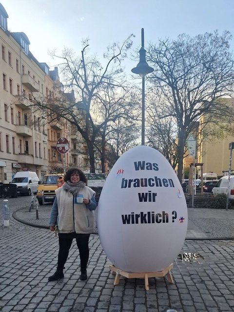 Philosophisches Ei und Jasmin El-Manhy vor der Samariterkirche