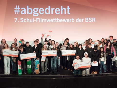 Gruppenfoto der Gewinner und Gewinnerinnen des 7. Filmwettbewerbs #abgedreht der Berliner Stadtreinigungsbetriebe (BSR)