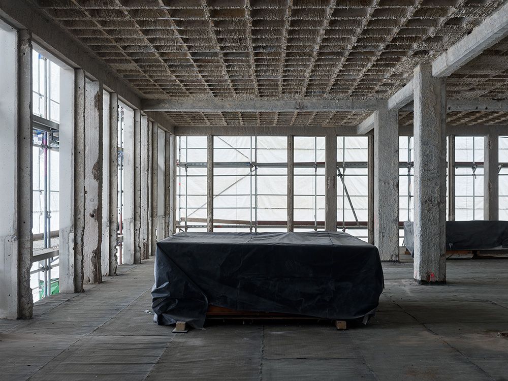 Blick in eine Büroetage während der Sanierung; im Raum liegen die historischen Fenster, Juli 2021