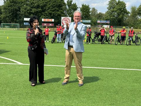 Bezirksbürgermeisterin Demirbüken-Wegner, VfB-Präsident Sauerwein und die Mauerweg-Radler. (Bild: VfB Hermsdorf/Lange)
