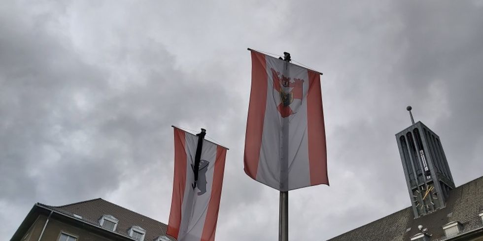 Trauerbeflaggung vor dem Rathaus Tiergarten