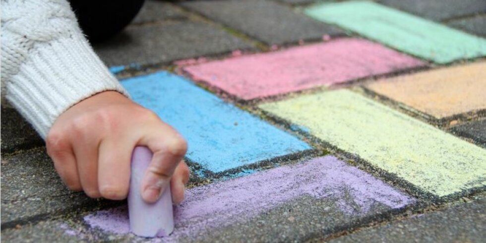 Einen Nachmittag lag werden vier Straßen zu Spielplätzen für Kinder