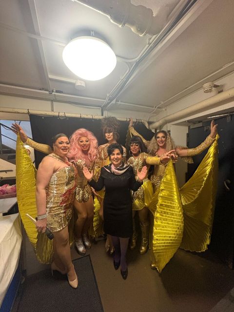 Bezirksbürgermeisterin Emine Demirbüken-Wegner mit dem Ensamble der Show Täuschungsmanöver (Bild: Bezirksamt Reinickendorf)