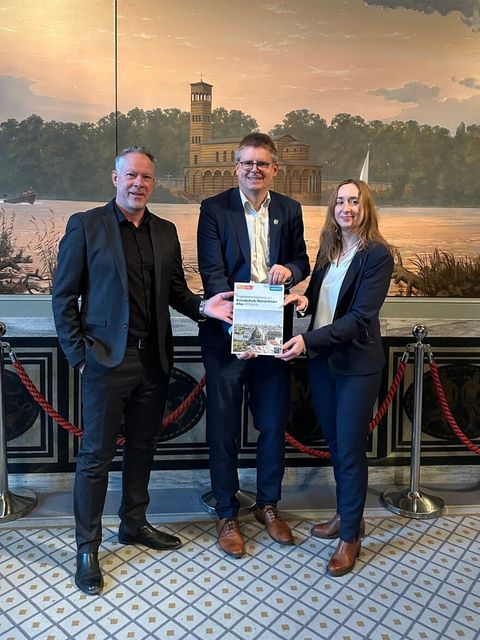 Von links nach rechts: Mario Bade (SenBJF), Tobias Dollase (Bezirksstadtrat) und Daniela Riedel (HOWOGE) mit der unterzeichneten Projektvereinbarung (Bild: HOWOGE)