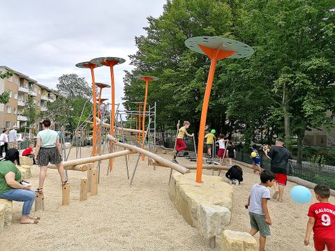 Die neue Bewegungslandschaft am Schneppenhorstweg begeistert Kinder und Erwachsene