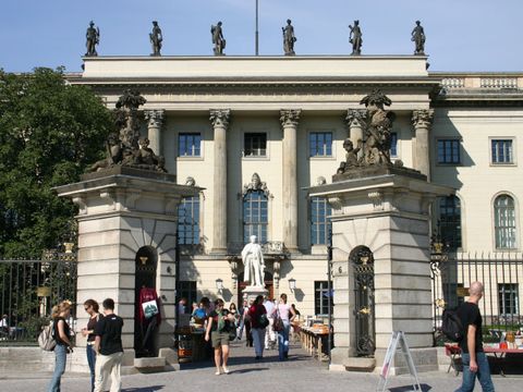 Haupteingang Unter den Linden der Humboldt-Universität zu Berlin (Bild: Heike Zappe CC BY-SA 3.0)