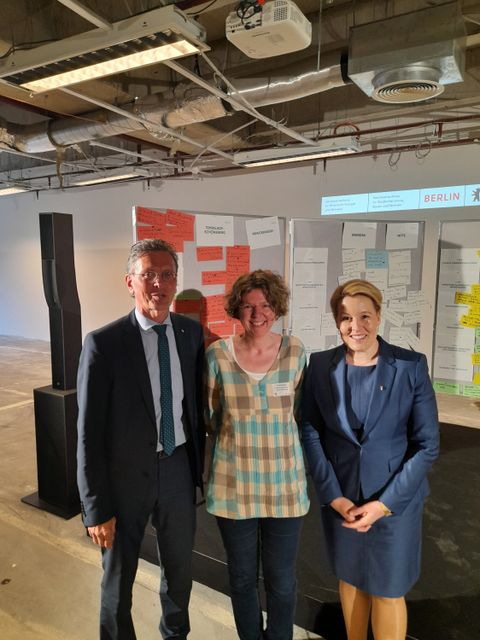 Stadträtin Stephan (mitte) mit Senatorin Giffey und Senator Gaebler beim Zentrengipfel in Reinickendorf (Bild: BA Reinickendorf)