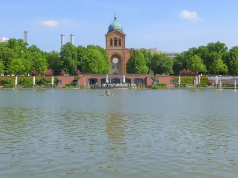 Engelbecken mit St.-Michael-Kirche