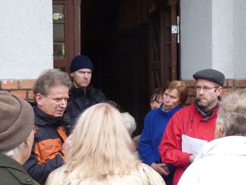 Mit Dan Messerschmidt vor seinem Haus, Foto: KHMM