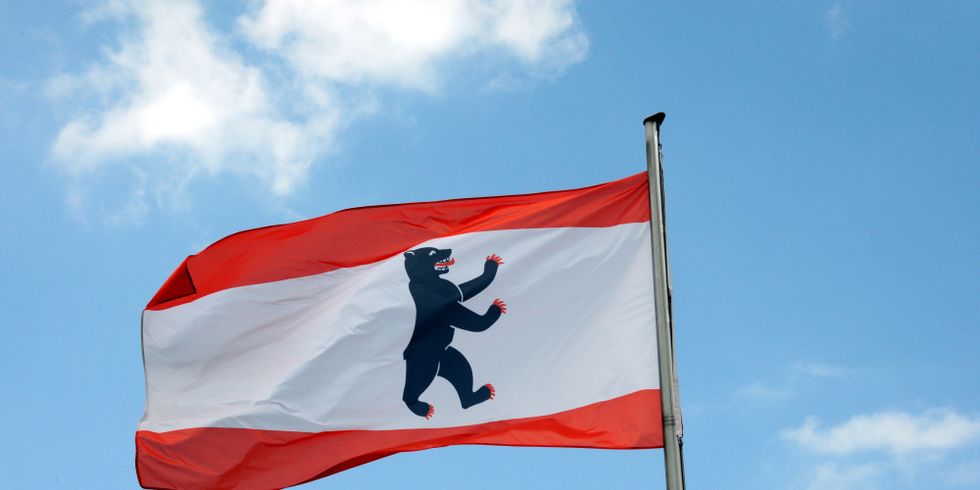 Landesflagge von Berlin mit einem nach rechts schauenden Berliner Bären
