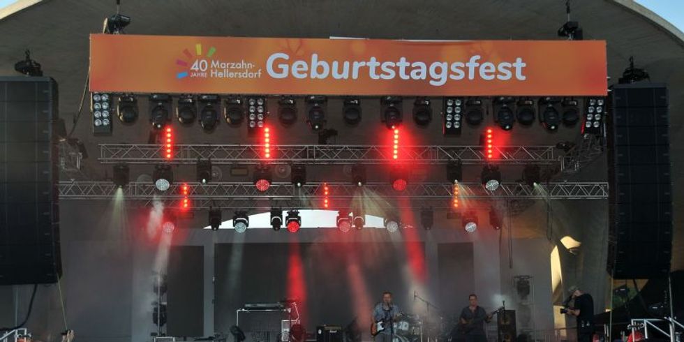 Geburtstagsfeier 40 Jahre Marzahn-Hellersdorf - Die Bühne der Arena der Gärten der Welt mit dem Abendprogramm