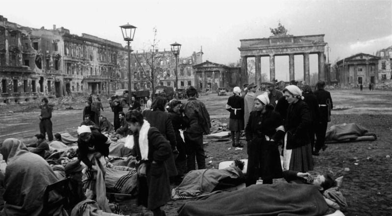 Verwundete Wehrmachtsoldaten, die in einem Frontlazarett im Hotel Adlon untergebracht waren, warten am 3. Mai 1945 vor dem Brandenburger Tor auf ihren Weitertransport (Bild: Deutsch-Russisches Museum Berlin-Karlshorst, Sammlung Iwan Schagin)