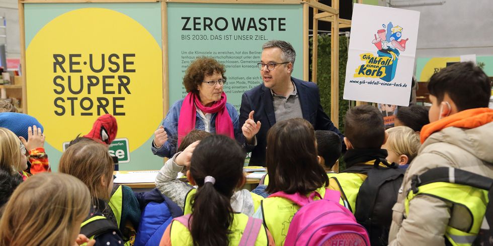 Schulklasse beim Besuch des Re-Use Superstore- und Zero-Waste-Standes auf der Grüne Woche