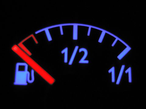 Tankanzeige eines Autos auf Reserve (zum Vergrößern bitte anklicken)