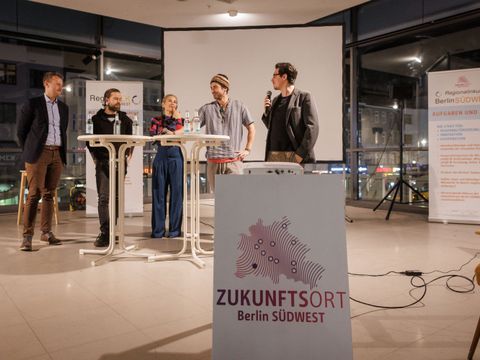 v.l.n.r.: Patrick Steinhoff (BA SZ), Yvon Fragniere (freier Artist), Eva Nieuweboer (Pandion AG), Marvin Yam (Zeit ist knapp/„zik“), Juri Effenberg (RIK) (Bild: Christian Schneider/RIK)