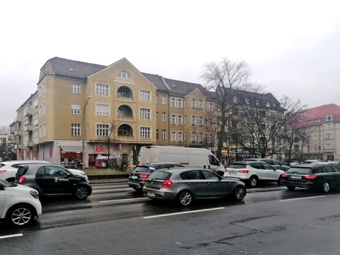 Starker Verkehr auf der Nonnendammallee