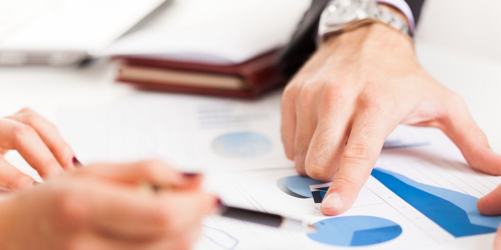 Beratungsgespräch, Coaching; zu sehen sind eine Damen- und eine Herrenhand