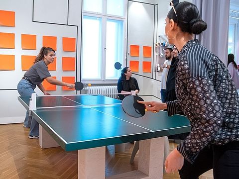 Projekt-Tisch und Pingpong-Platte in einem: Hier im Einsatz bei der Eröffnungsparty (Bild: Gisela Zárate Tobón)
