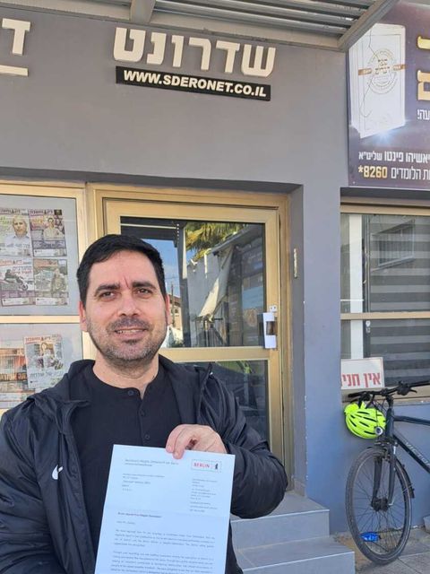 Lokaljournalist Uri Gabay zeigt Schreiben des Städtepartnerschaftsbeauftragten von Steglitz-Zehlendorf