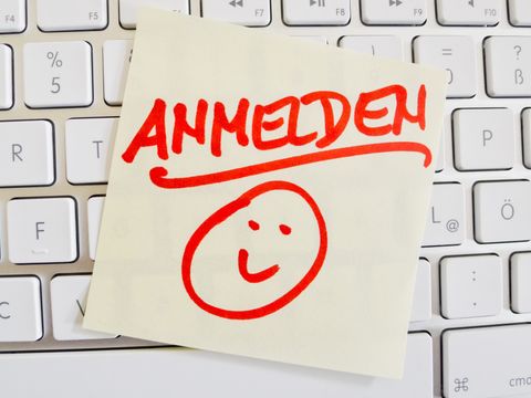 Notiz auf einer Computer Tastatur mit dem Hinweis Anmelden