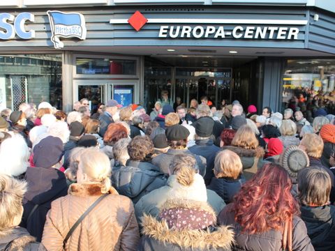 mit Uwe Timm vor dem Europa-Center, 14.2.2015 (Bild: BA Charlottenburg-Wilmersdorf, ML)