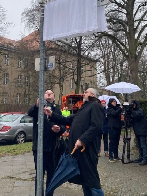 17.02.2023: Enthüllung des neuen Straßenschilds mit Bezirksstadtrat Aykal (links) und BVV-Vorsteher Rögner-Francke