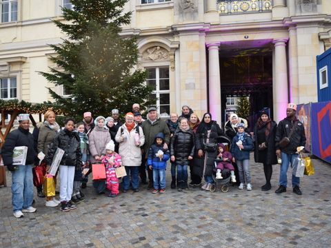 Gemeinsamer Tag auf dem Wintermarkt am Humboldtforum mit Bezirksbürgermeisterin Stefanie Remlinger und Familien aus Syrien, der Ukraine und Afrika.