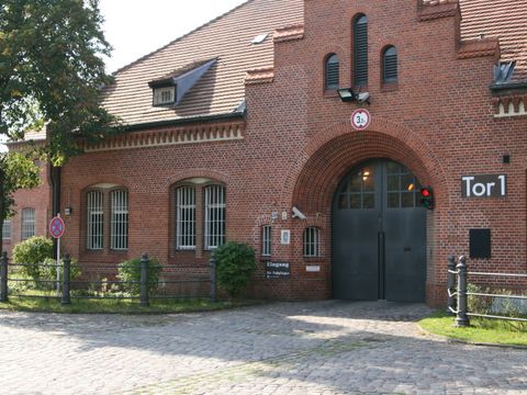 Haupteingang Tor I mit der Fahrzeugschleuse