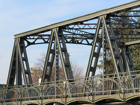 Ausschnitt der Späthstraßenbrücke; Stahlfachwerk mit feingliedrigen Verstrebungen mit schmuckvollen Brüstungsgitter für die Fussgängerwege