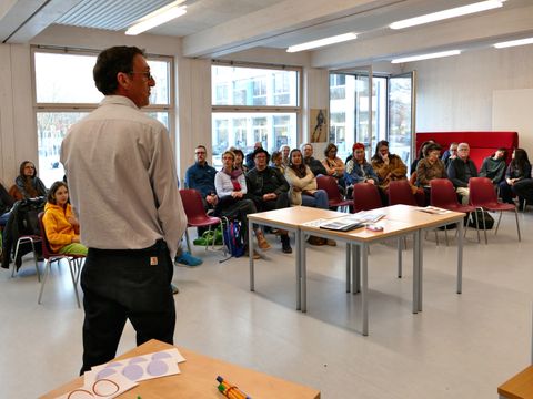 Sebastian Holtkamp von der Planergemeinschaft eG erläutert als Gebietsbeauftragter vor rund 50 Interessierten das Verfahren zur Gestaltung der Spiel- und Sportfläche auf der Werneuchener Wiese