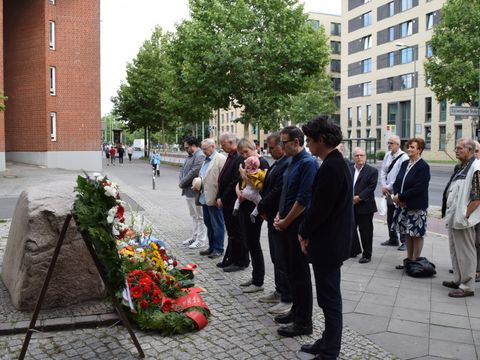 Gedenken an den Mauerbau am Gedenkstein an der Bernauer Straße