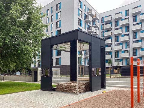 Mittelalterliche Latrine, an neuem Ort und geschützt unter einem Pavillon (Bild: Landesdenkmalamt Berlin, Foto: Sebastian Heber )