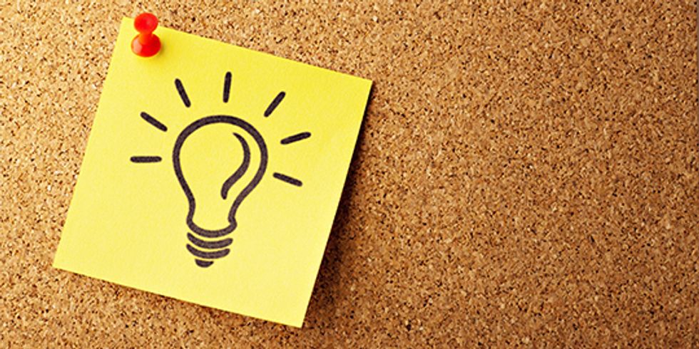 Glühbirne auf Post-it an Pinnwand