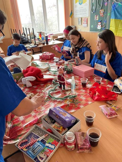 Schüler in Charkiw freuen sich über Weihnachtsgeschenke aus Steglitz-Zehlendorf