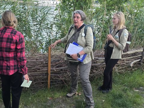 Die Stadtnatur-Rangerinnen des Bezirks Kristina Roth und Janni Kretschmer auf der Halbinsel Stralau